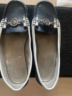 Aerosoles Women's Two-Tone Navy and White Leather Loafers
